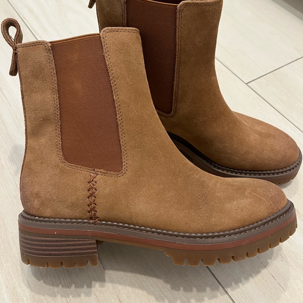 NWOB Crown Vintage Tan Ankle Boots with Suede Finish